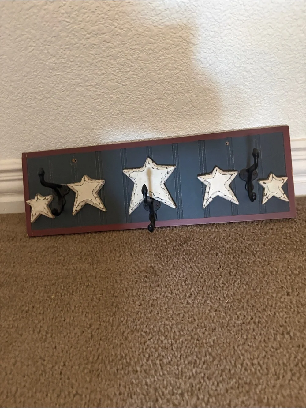 Farmhouse Star Wall Hook Rack in Beige and Black -